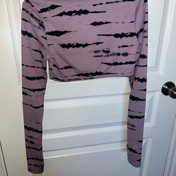 H&M Cropped Purple Long Sleeve with Thumb-holes and curved bottom - Picture 4 of 4
